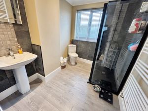 Shower room- click for photo gallery